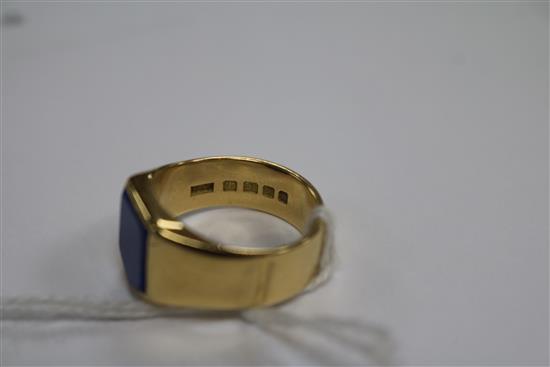 A 1930s 18ct gold and lapis lazuli set signet ring, with shield shaped stone, size Q.